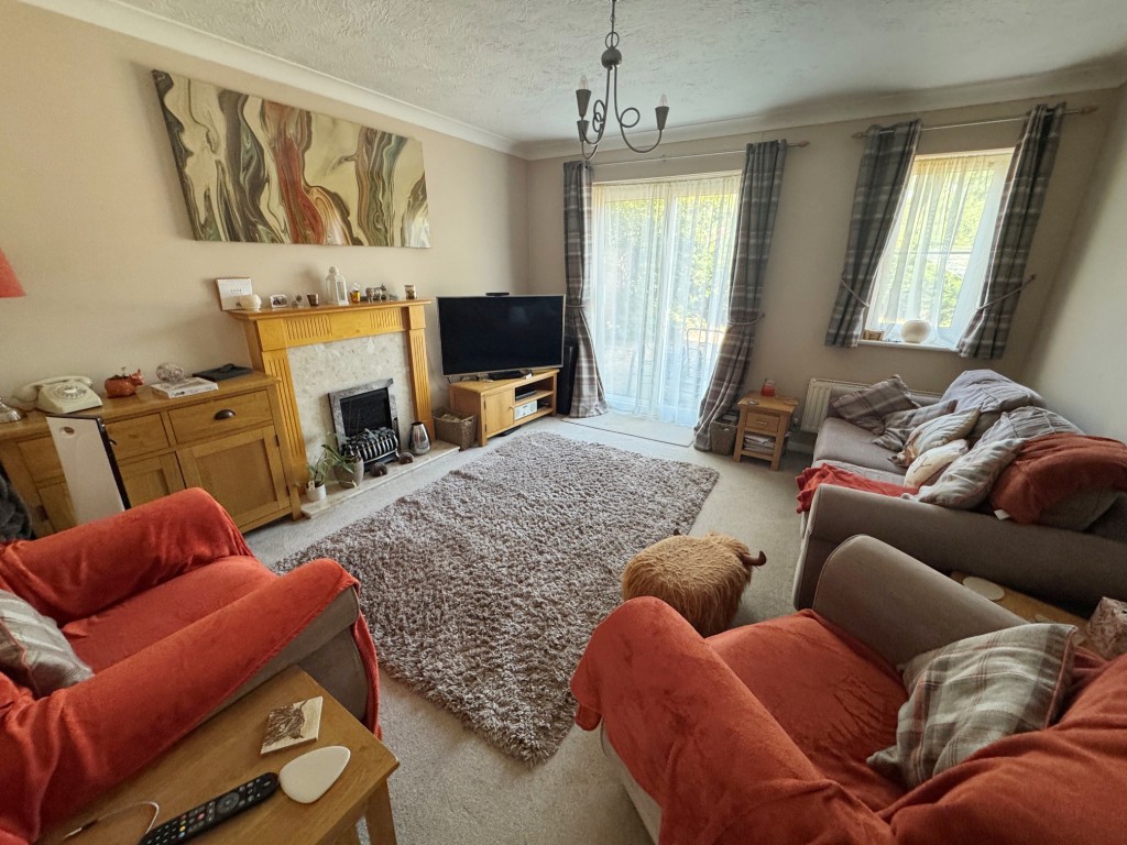 Lot: 164 - MODERN DETACHED THREE-BEDROOM HOUSE - A FREEHOLD RESIDENTIAL INVESTMENT - Living room